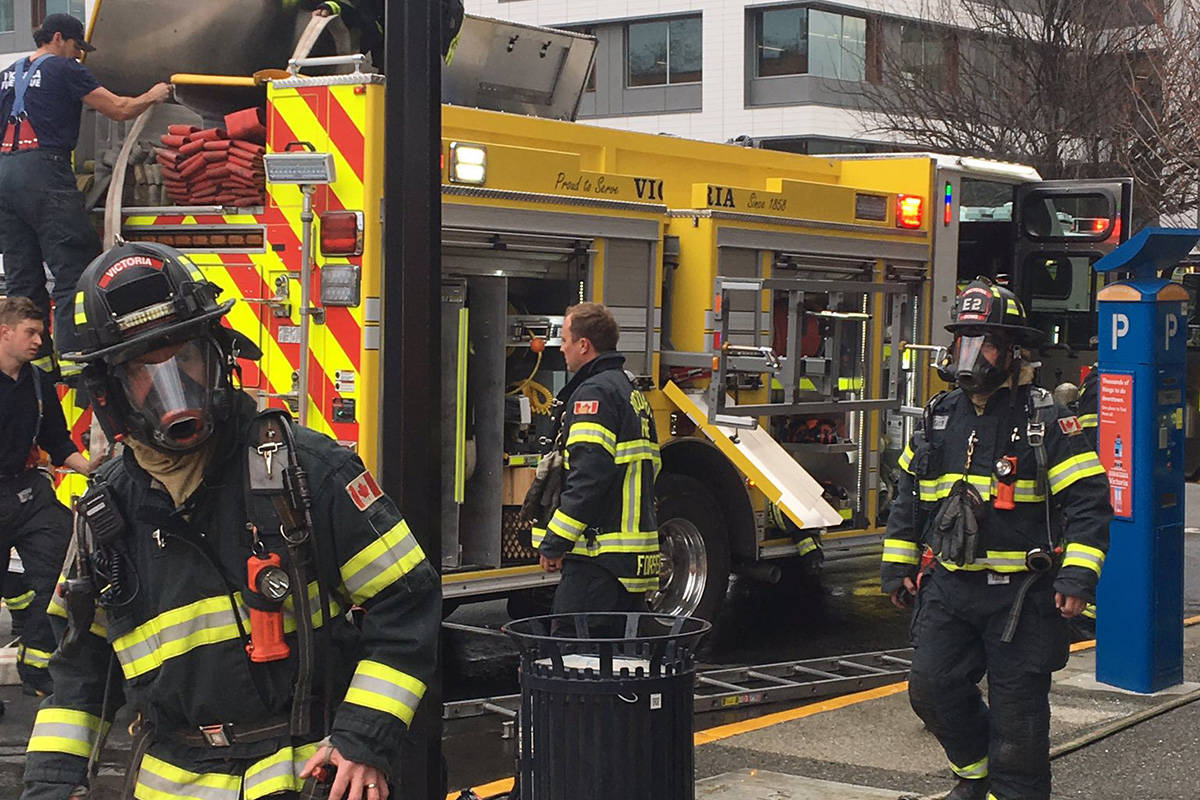 15840180_web1_190306-VNE-StructureFire2_4