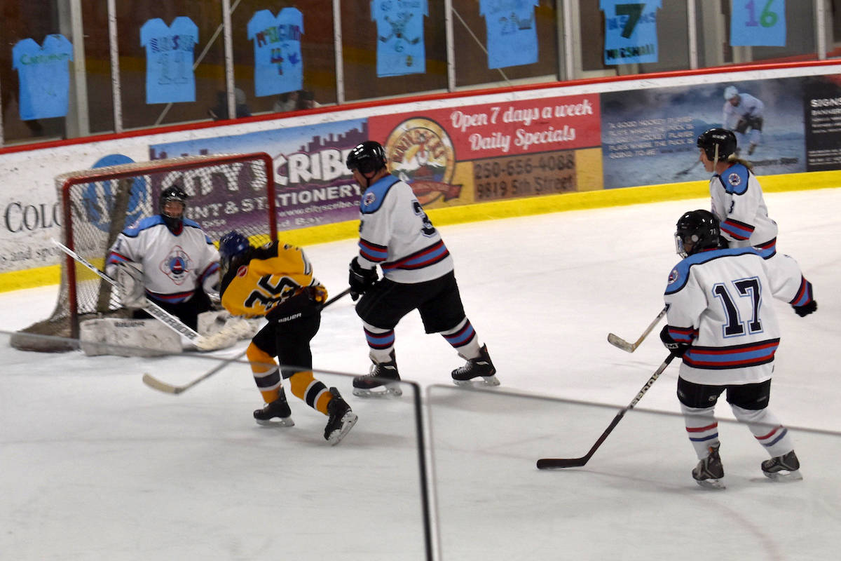 15982621_web1_190315-PNR-VikingCupNSaanichHockey