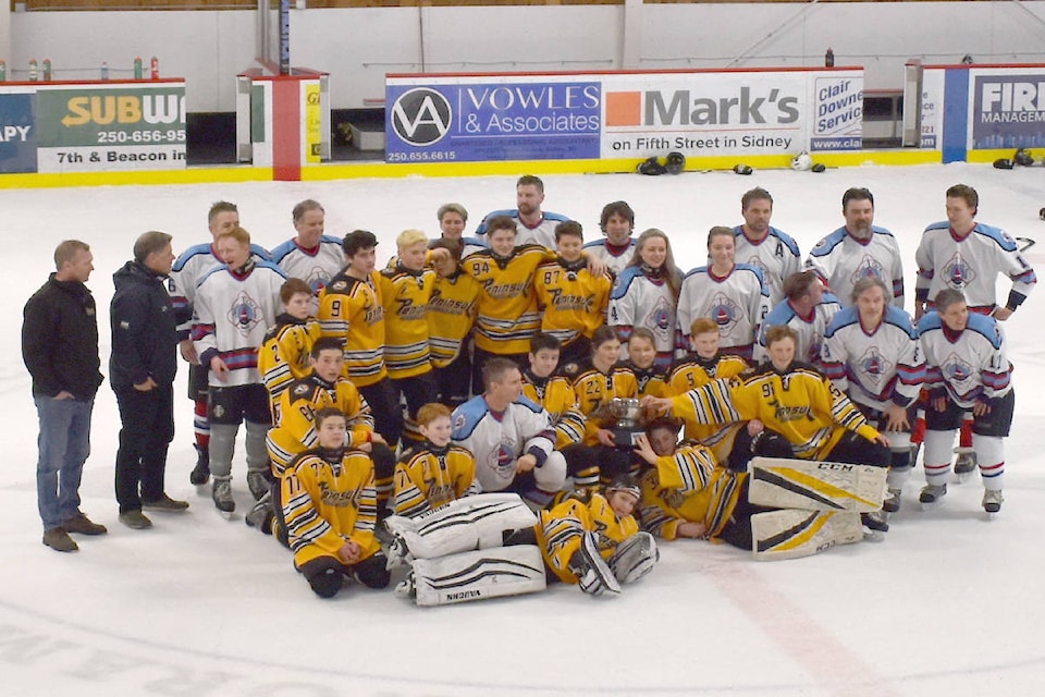 15982621_web1_190315-PNR-VikingCupNSaanichHockey1