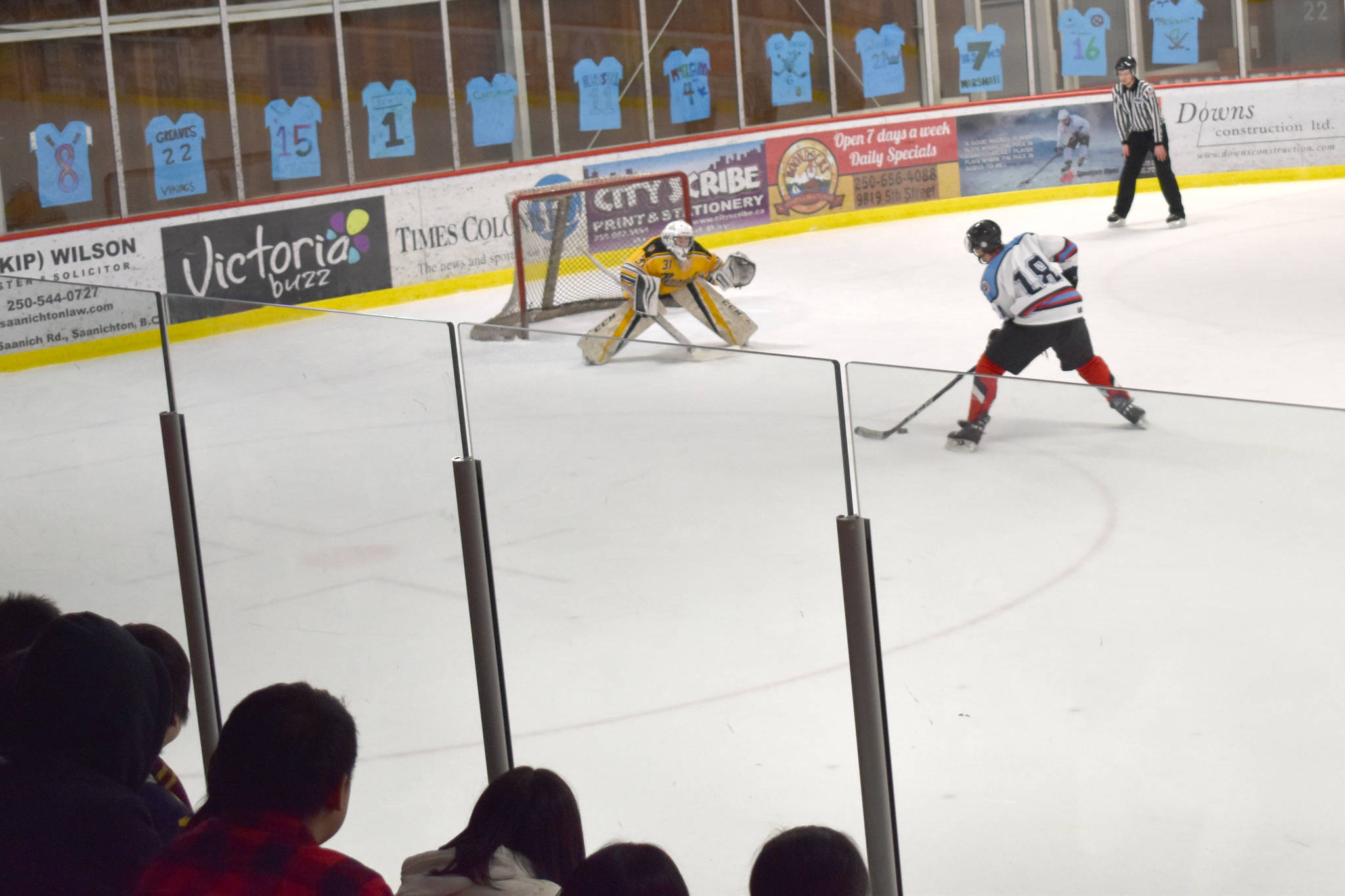 15982621_web1_190315-PNR-VikingCupNSaanichHockey5