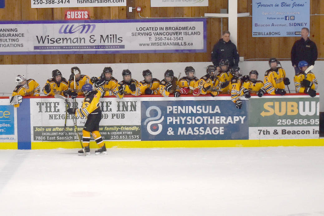 15982621_web1_190315-PNR-VikingCupNSaanichHockey6
