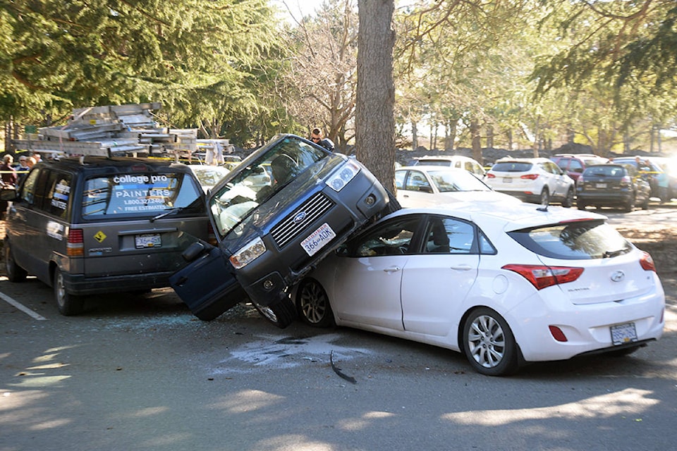 15994927_web1_190317-VNE-Beacon-Car-Accident