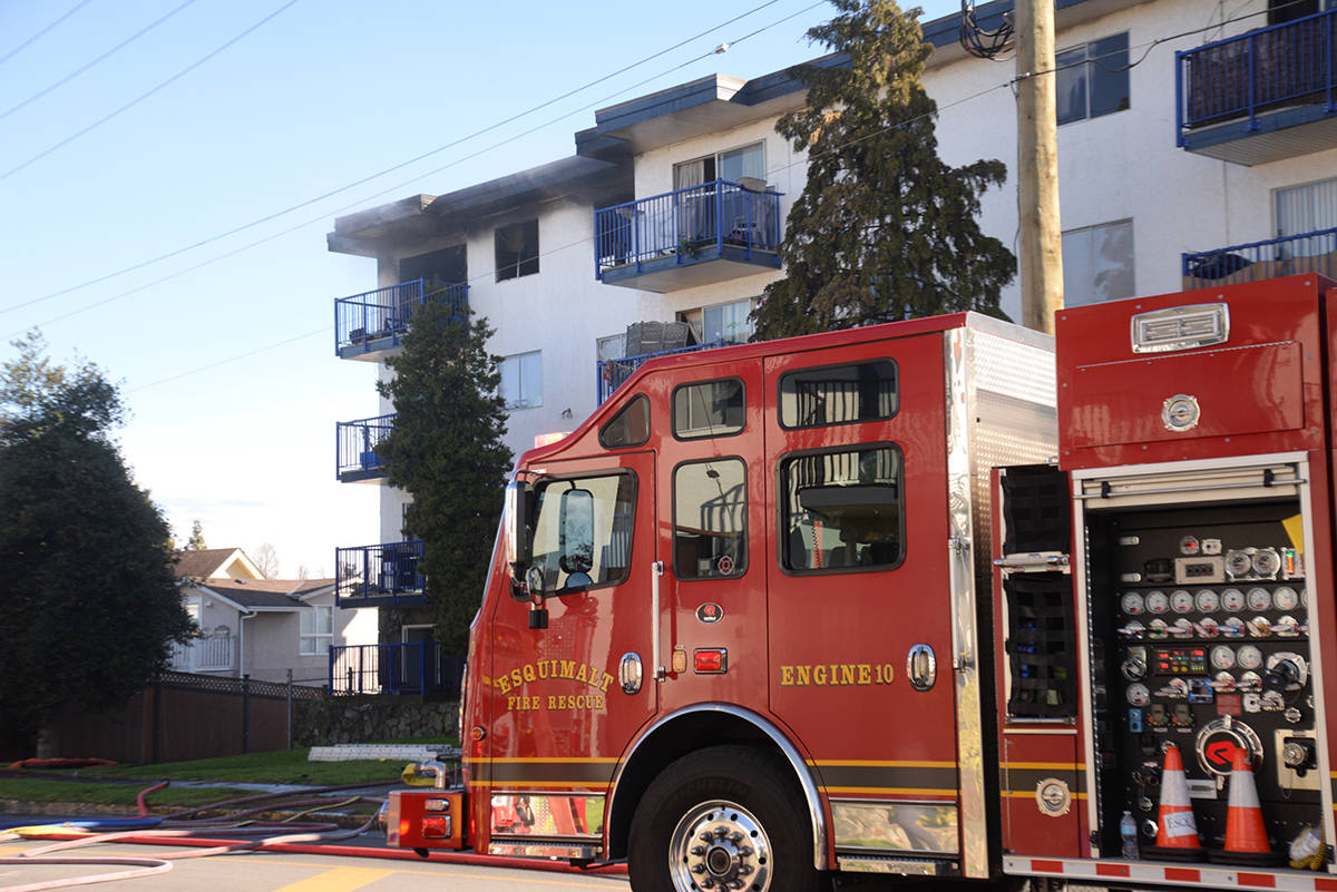 16301151_web1_190407-VNE-Esquimalt-Fire-3