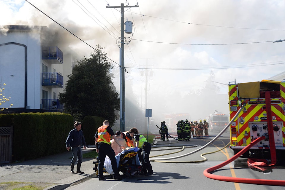 16304648_web1_190407-VNE-Esquimalt-Fire