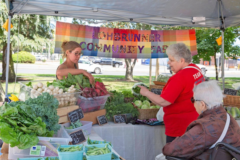 16494441_web1_180810-GNG-Farmermarket5