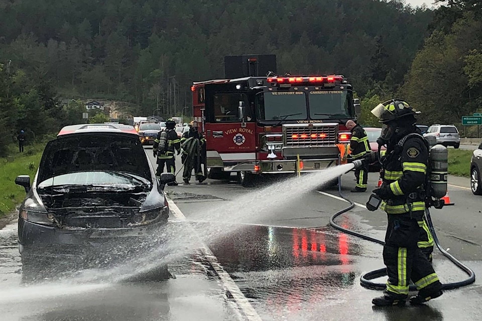 16573580_web1_190525-GNG-VehicleFireClosesHighway_1