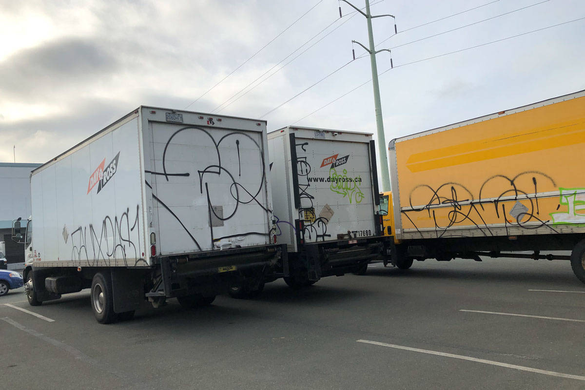 16963179_web1_GraffitiOnTrucks_3