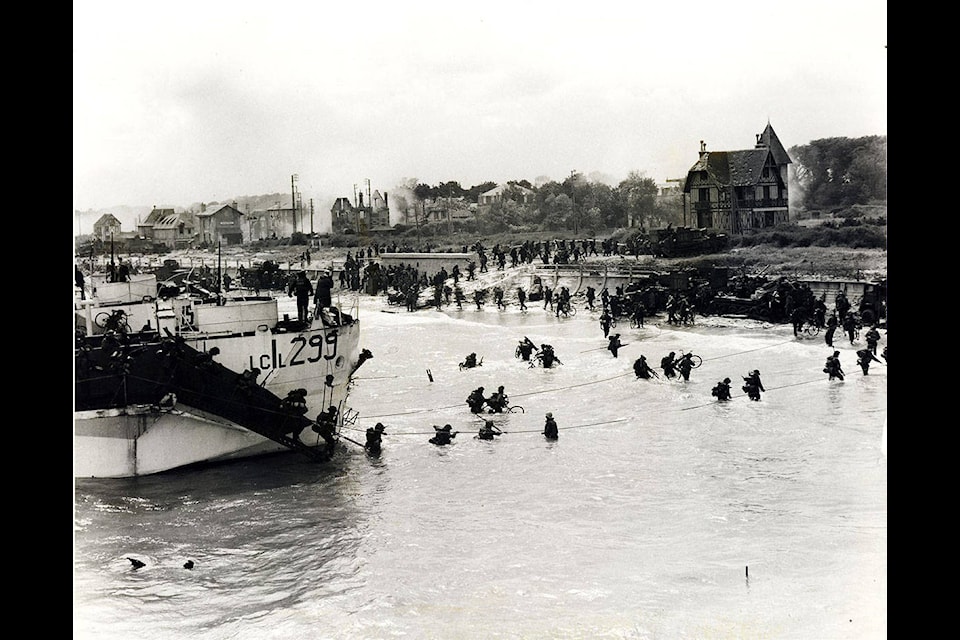 D-Day 1: Troops of the 9th Canadian Infantry Brigade (Stormont, Dundas, and Glengarry Highlanders) going ashore from LCI (L) 299, Bernières-sur-Mer, Normandy, France, June 6, 1944. (Gilbert Alexander Milne/Canada. Dept. of National Defence/Library and Archives Canada)