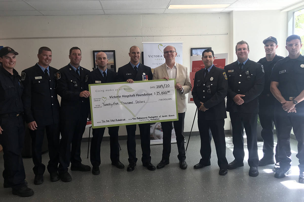 17279961_web1_190613-VNE-FirefighterDonateHospital_1