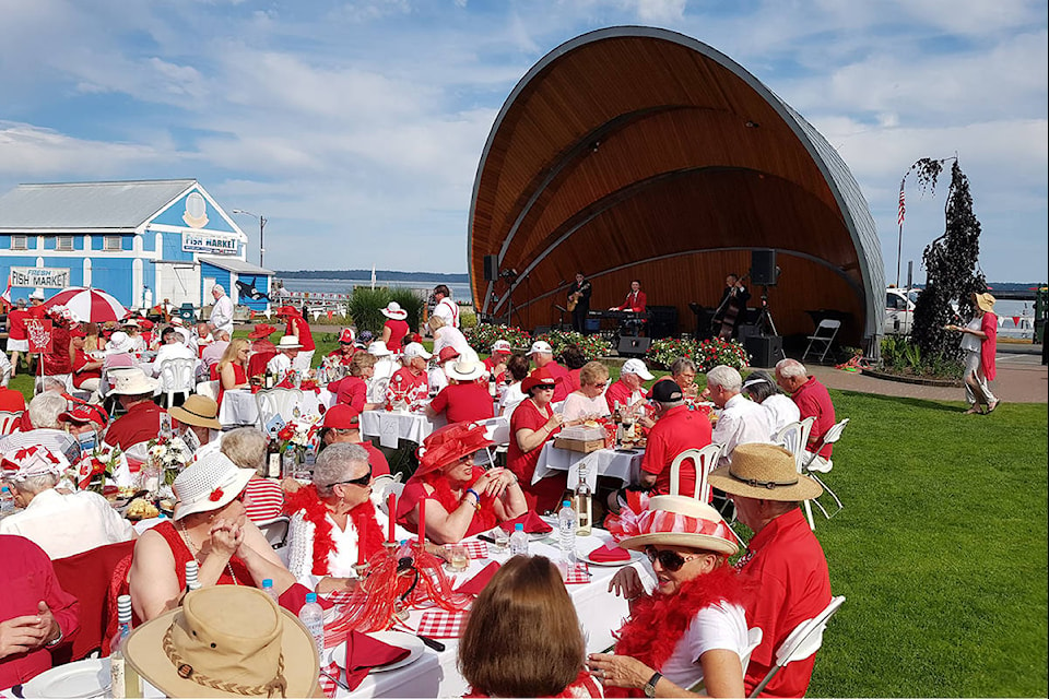The third annual Dinner en Rouge had hundreds don their best red and white on the waterfront at Beacon Park in Sidney Saturday evening. (Spencer Pickles/Black Press)
