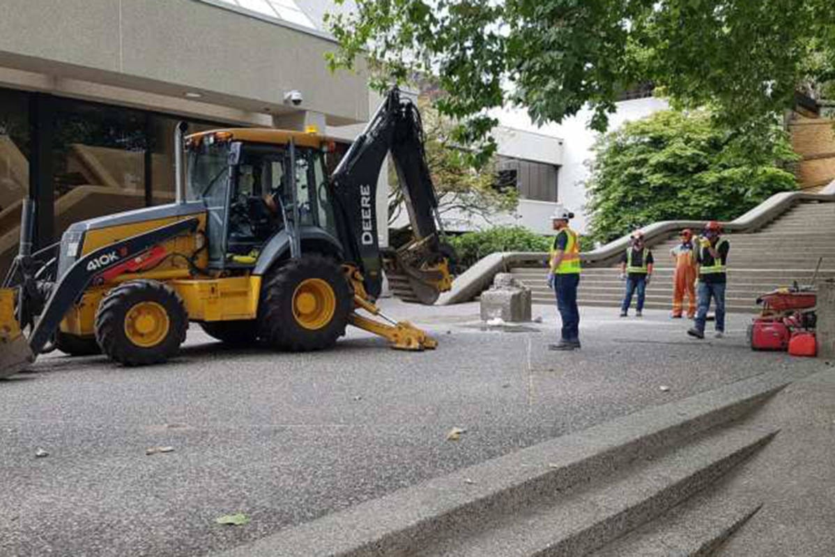 VIDEO Statue of B.C.’s ‘Hanging Judge’ removed from New Westminster