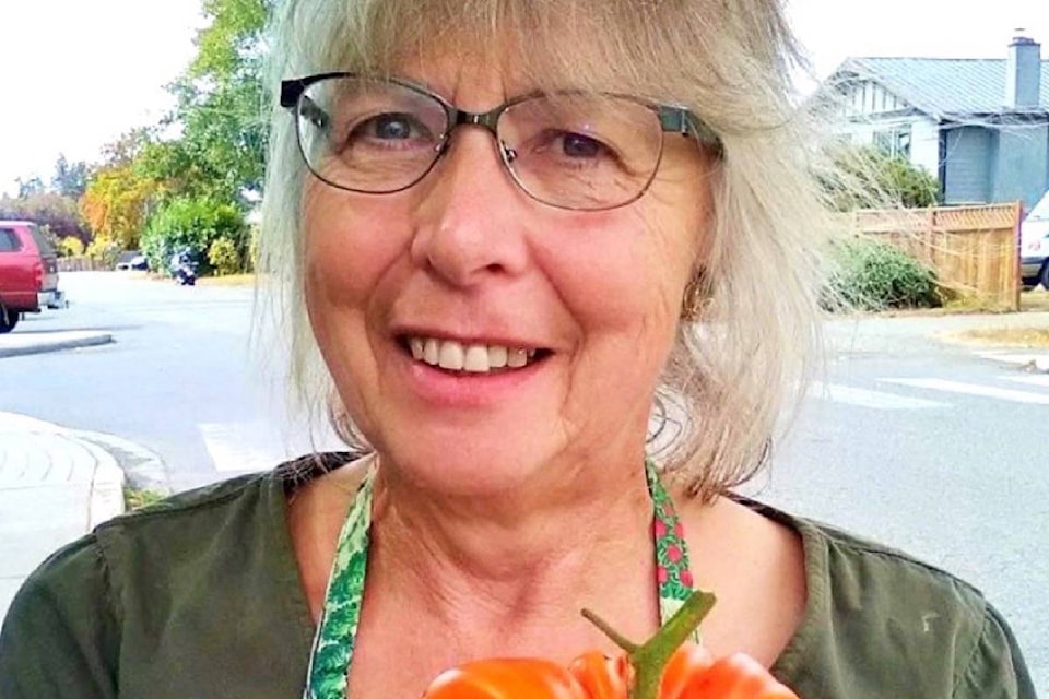 17625306_web1_190710-SNM-M-190710-SNM-M-190710-SNM-M-Ellen-Lewers-holding-a-2.5-lb-tomato-2