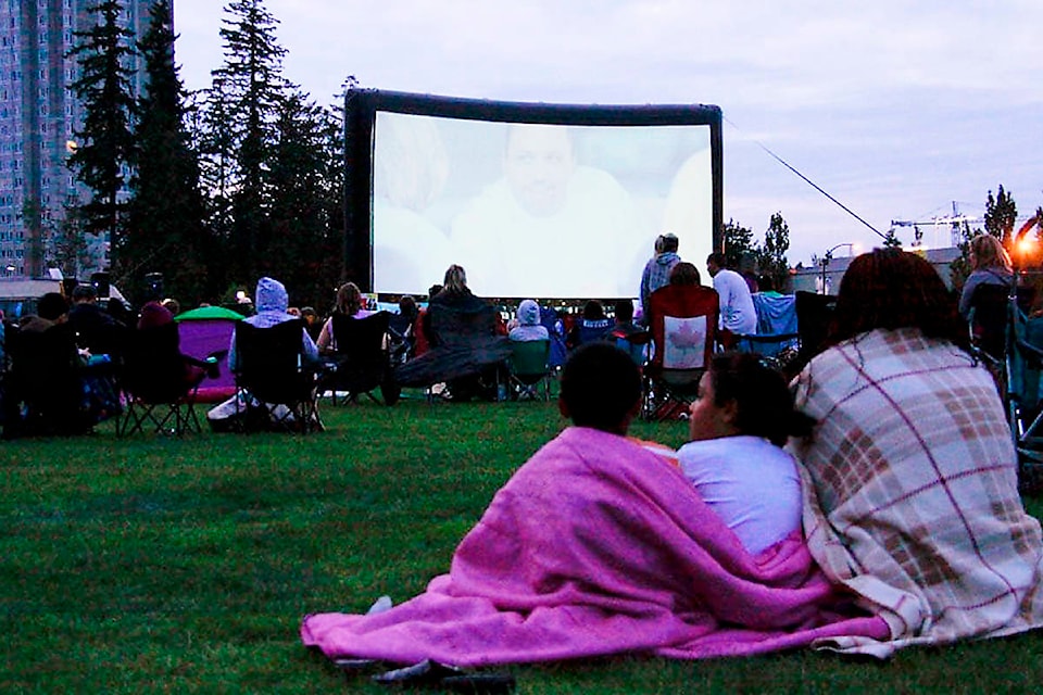 17719391_web1_holland-park-outdoor-movie