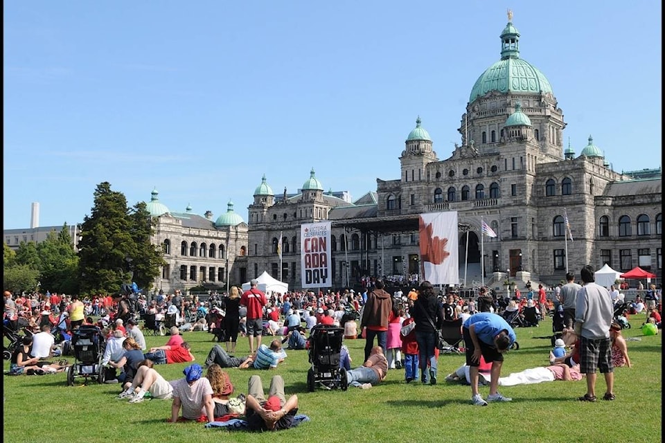 17851667_web1_170627-VNE-M-Canada-Day-At-Legislature-1