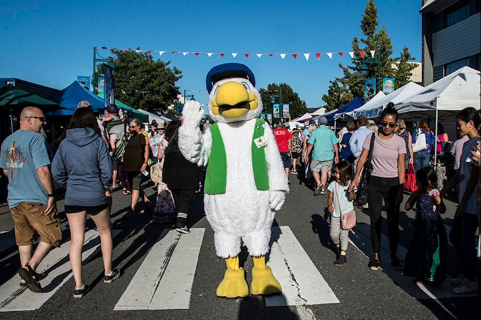 Thousands enjoyed the sunshine, delicious food, great music and wide array of vendors at the Sidney Street Market on Thursday night. The market is on every Thursday evening until Aug. 29. (Nina Grossman/News Staff)