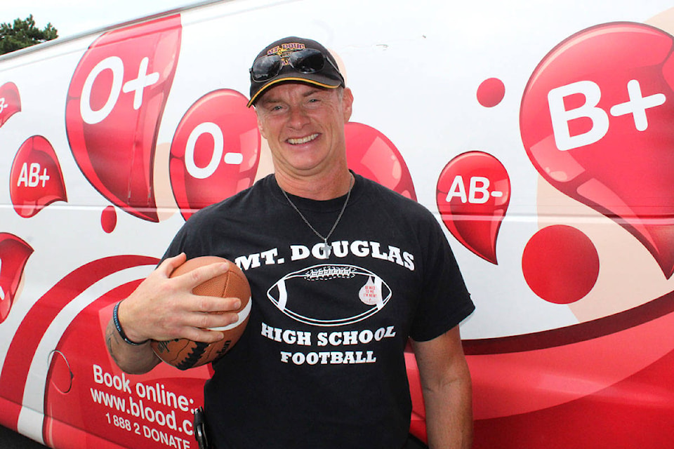 17950657_web1_190730-SNE-FootballCoachBloodDrive2