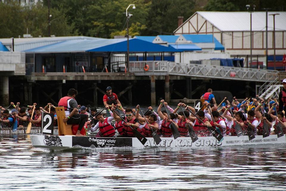 18061058_web1_190810-VNE-DragonBoats_1