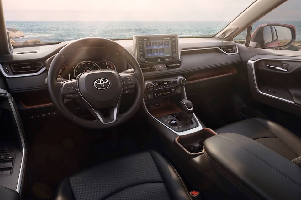 18395551_web1_190904-BPD-M-2019_Toyota_RAV4_05