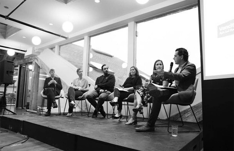 18547378_web1_KwenchPANEL