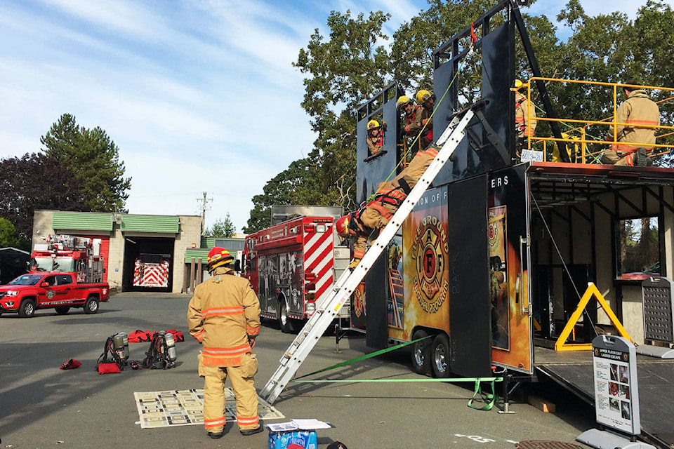 18782100_web1_190911-SNE-SAANICH-FIRE-TURNS-100