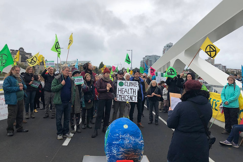 18843586_web1_191007-VNE-Bridge-Protest_1