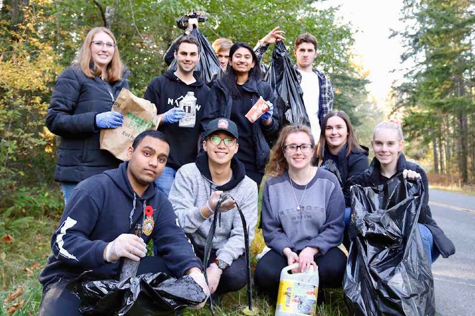 19297422_web1_191107-GNG-CamosunStudentCleanupOceanBlvd_2