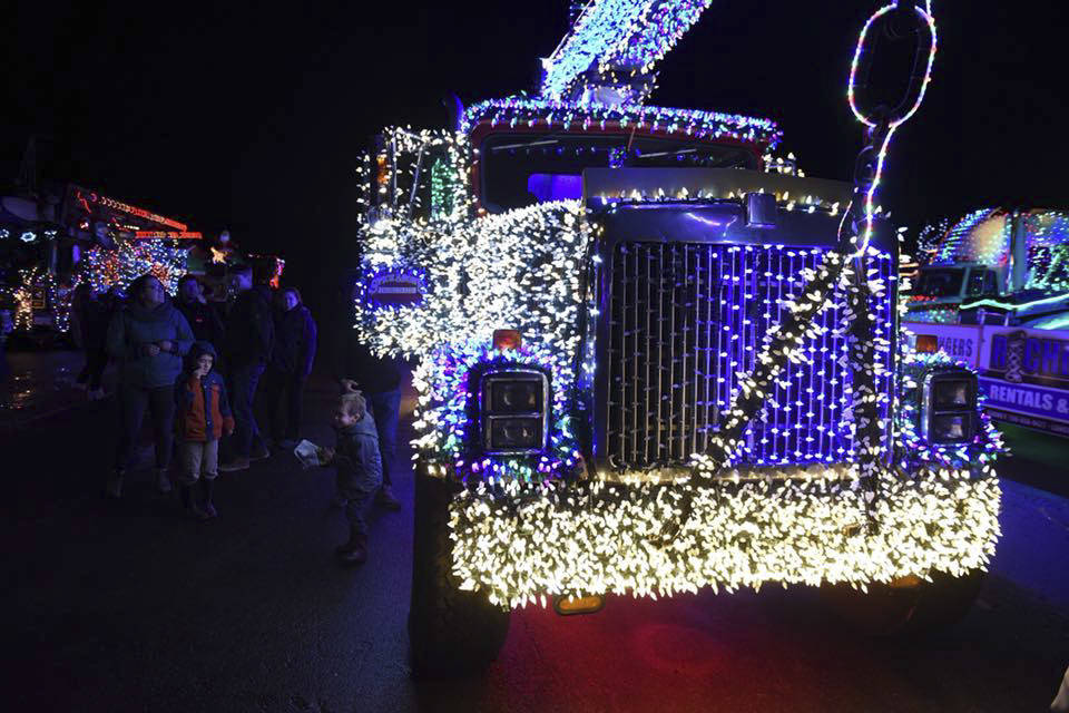 19378476_web1_171206-GNG-TruckLightParade2