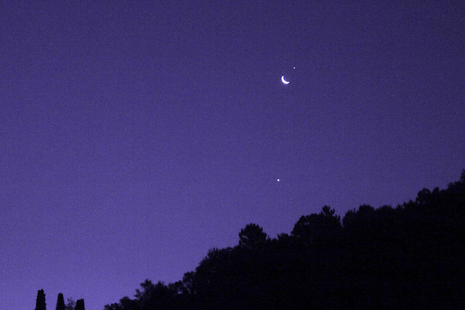 19514872_web1_Moon_Venus_Jupiter_Conjunction