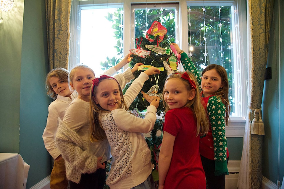 19673827_web1_191205-VNE_ChristmasTree