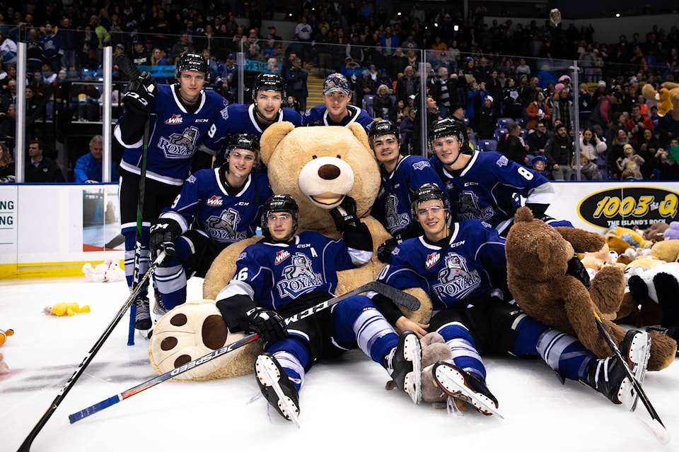 19696691_web1_191208-GNG-RoyalsBeatThunderbirds_1