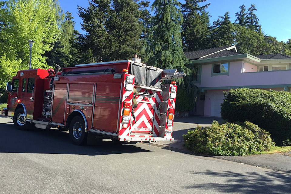 19932063_web1_fire_saanich