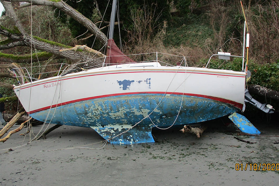 20211289_web1_20120-VNE-Derelict-Boat