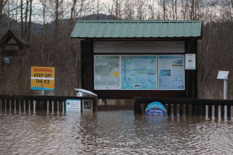 20383648_web1_200201-VNE-IslandHighwayClosedChemainus-flood_1