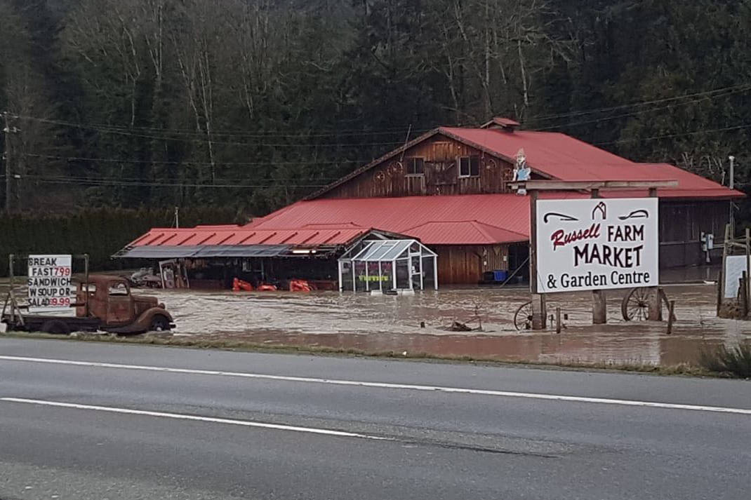 20384646_web1_200201-VNE-IslandHighwayClosedChemainus-farmmarket_1