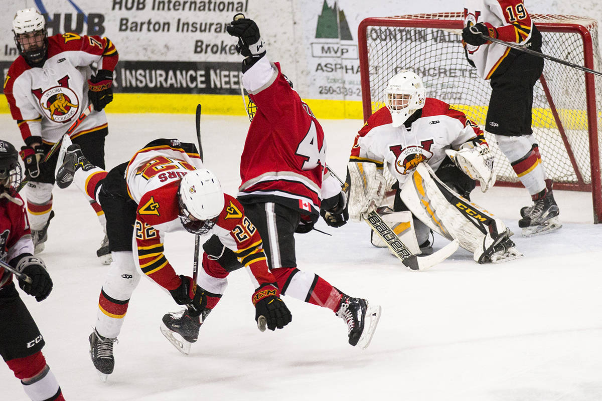 20581211_web1_200216-CRM-storm-cougars-hockey_7