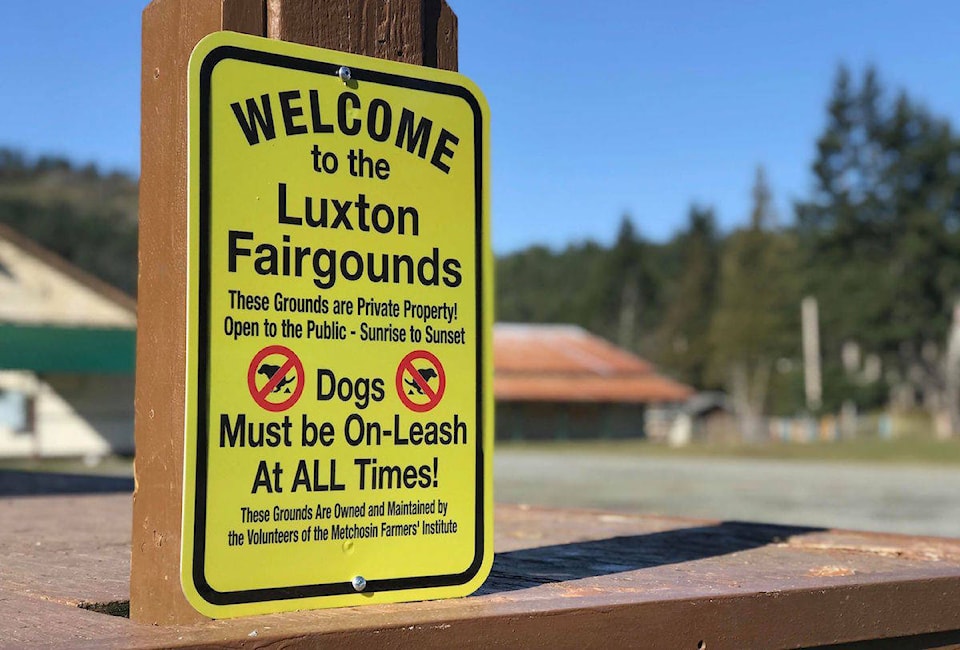 20636553_web1_200220-GNG-LuxtonFairgroundsDogRule-sign_1