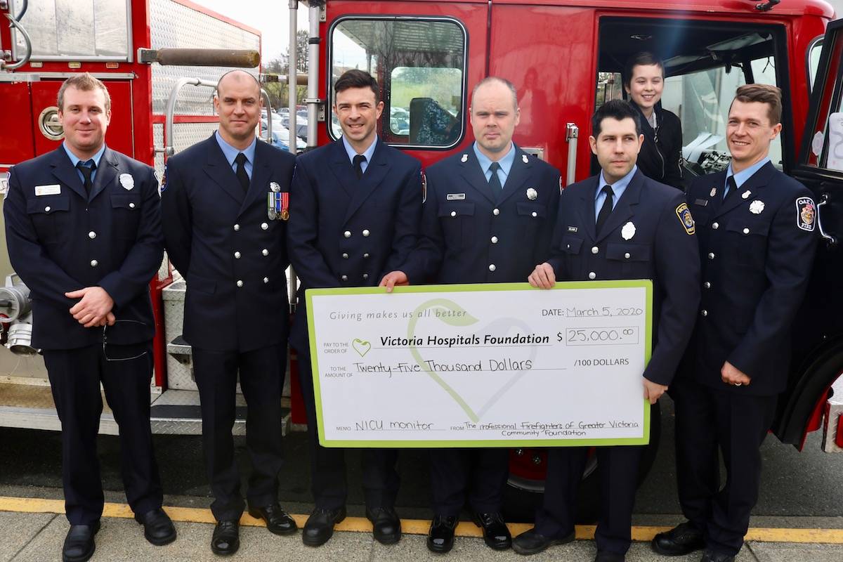 20821627_web1_200305-GNG-HospitalFirefightersDonation-vgh_3