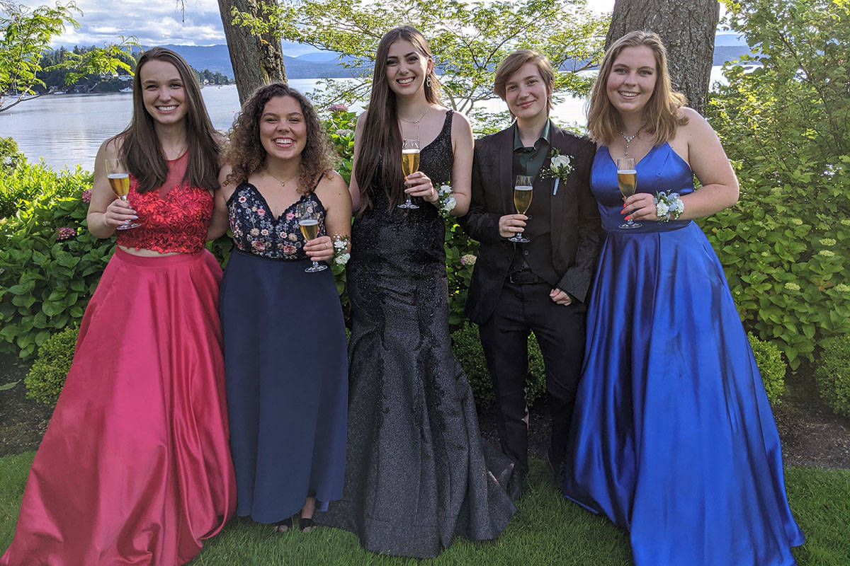 21985165_web1_copy_200629-PNR-StellysGradDinner-1_1
