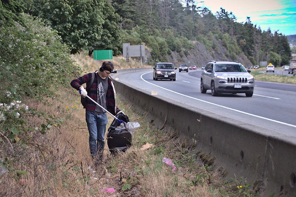 22020753_web1_200702-GNG-Trash-Picking-28-bags_1