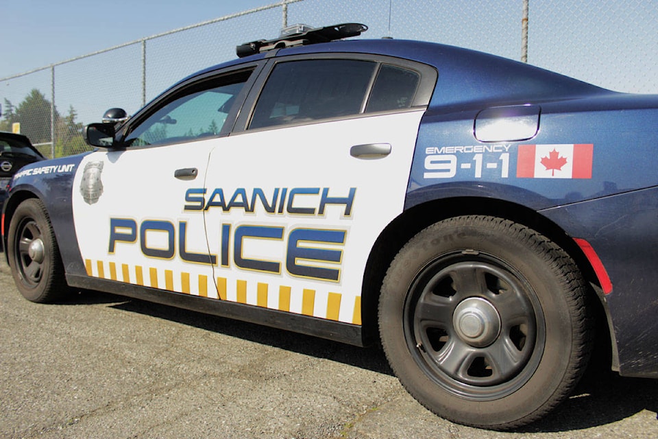 22285635_web1_200605-SNE-BearAtUvic-saanichpolice_2