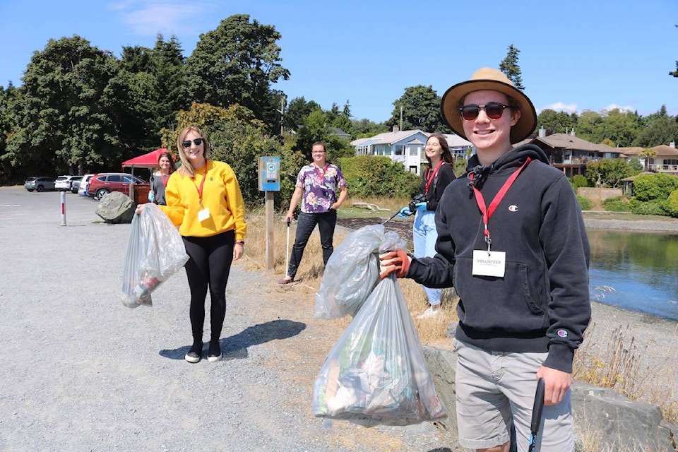 22401745_web1_200812-SNM-BeachCleanup-whiffen_1