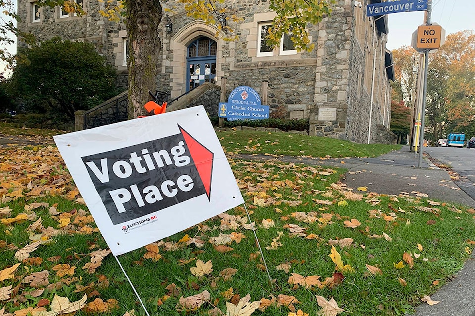 23106562_web1_201024-VNE-Polls-Are-Open-voting_1
