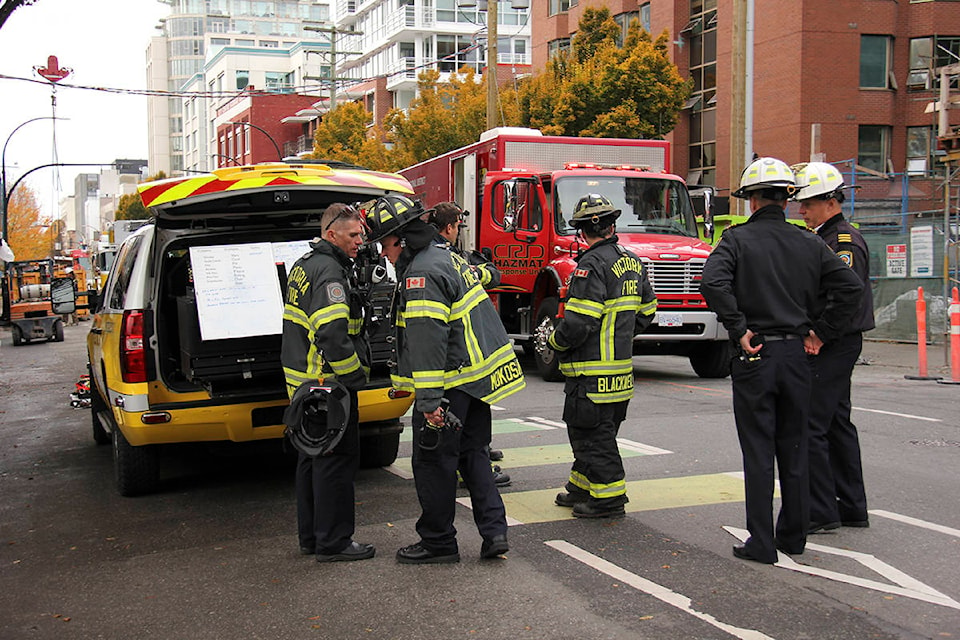 23242237_web1_201105-VNE-PandoraGasLeak-firemen_1