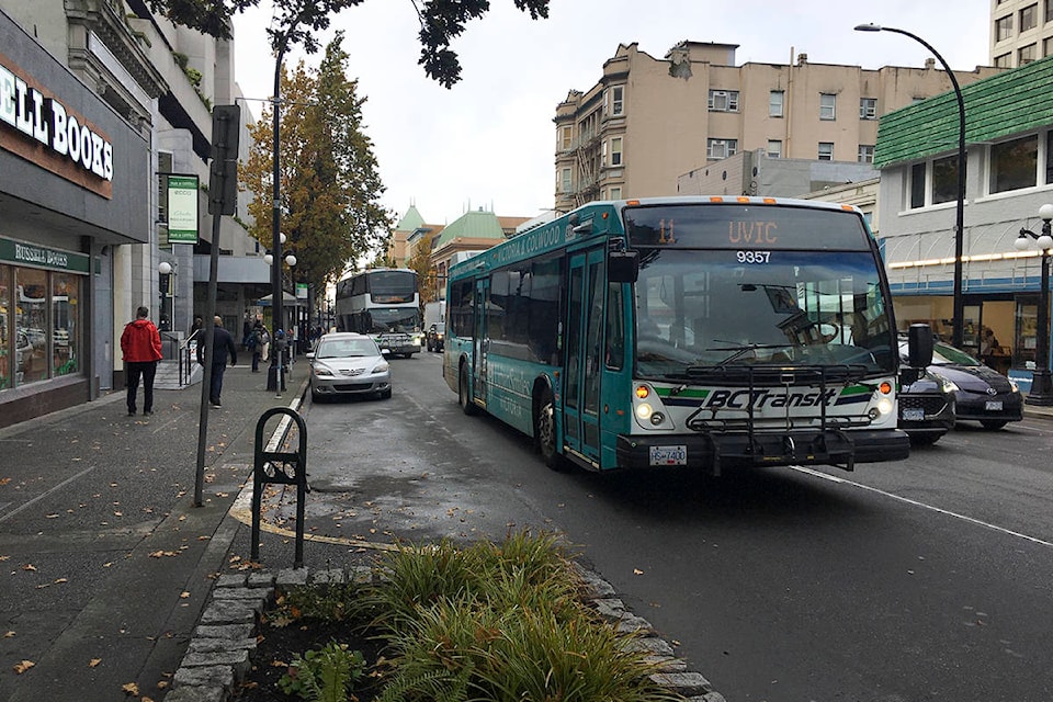 23585655_web1_201104-VNE-TransitFree-RemembranceDay-bus_1