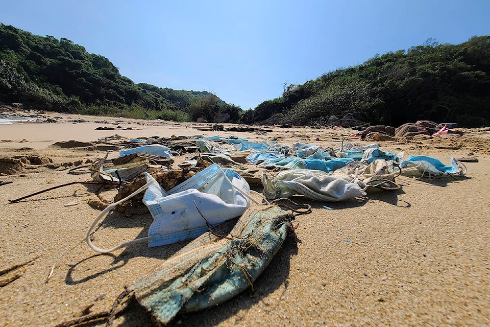 23615832_web1_201212-VNE-FaceMasks-Oceans-pollution_2