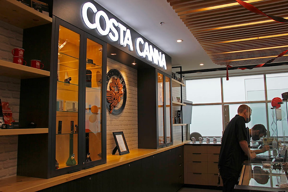 23939567_web1_210116-GNG-CostaCanna-Opening-Cannabis-Colwood_1