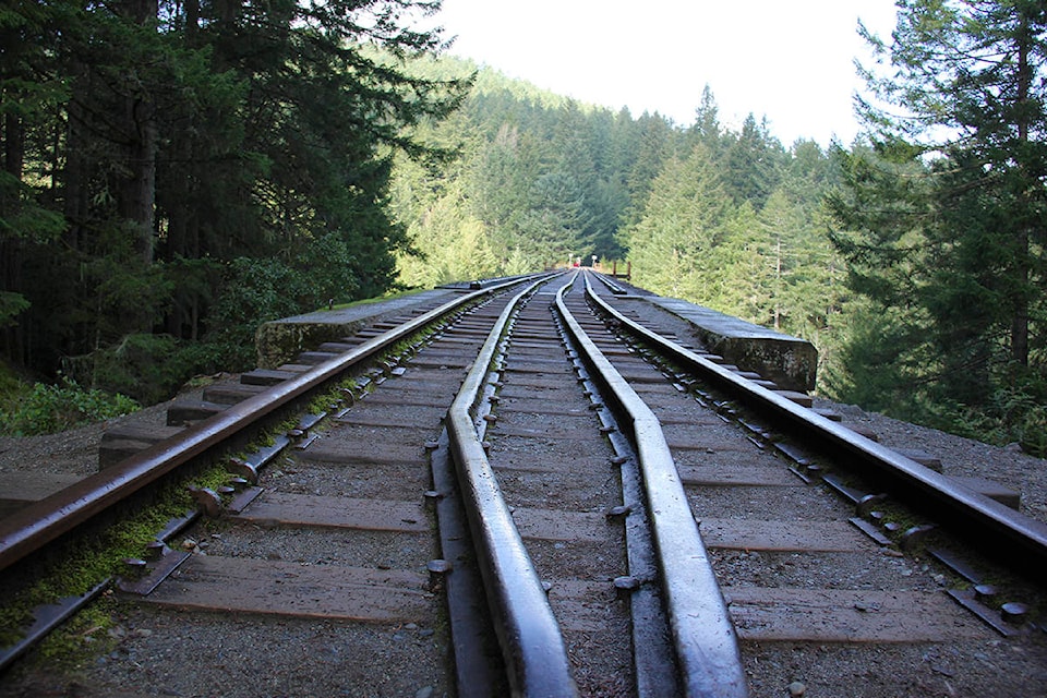 24065762_web1_210128-GNG-Signs-GoldstreamTrestle-Andre_8