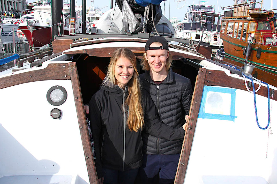 24392456_web1_210302-VNE-Sailboat-Couple-Jonas-Gillian_3