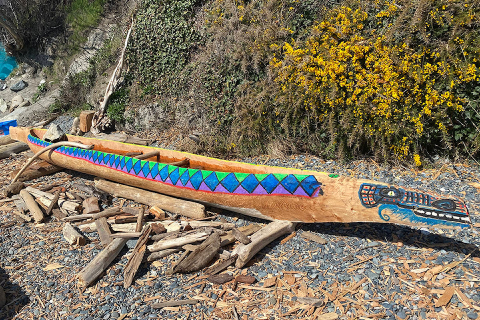 Some industrious person has whittled out a canoe on the beach, though no word on whether it’s seaworthy. A small sign carved into wood advises the craft is for dogs only. (Zoe Ducklow/News Staff)
