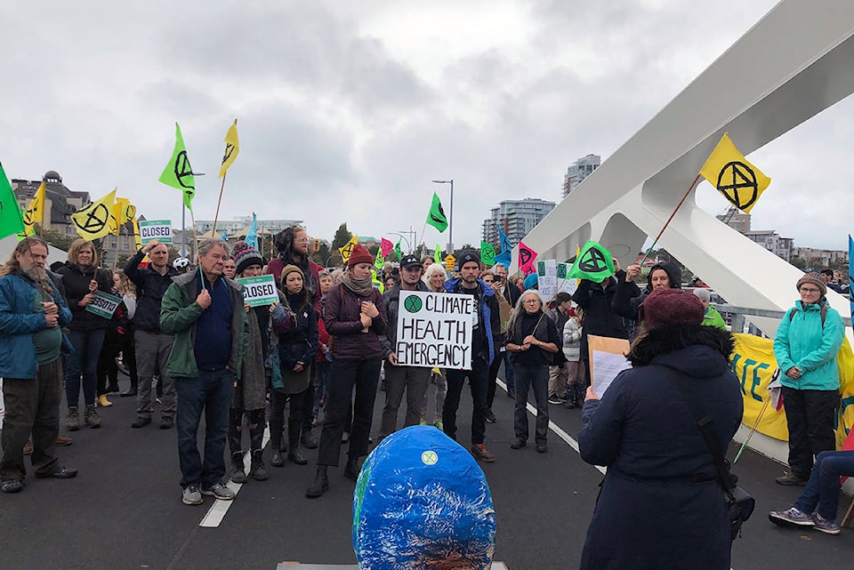 24875470_web1_191007-VNE-Bridge-Protest_1